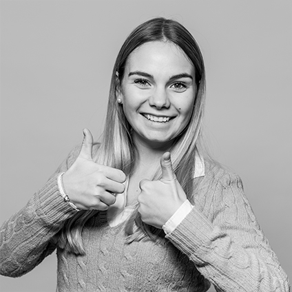 Ein Schwarz-Weiß-Foto einer Frau, die beide Daumen hoch hält