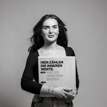Frau mit Ordner in der Hand