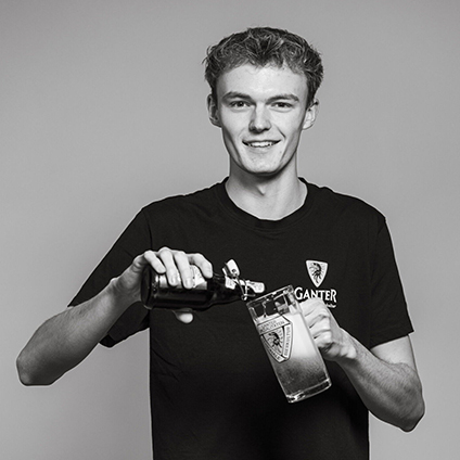 schwarz-weiß Portrait eines Mannes, der ein Glas mit Bier füllt